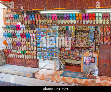 1001 Schuhe und andere Waren auf Verkauf in einem Stall in einem traditionellen Souk in der Altstadt von Dubai, VAE. Stockfoto