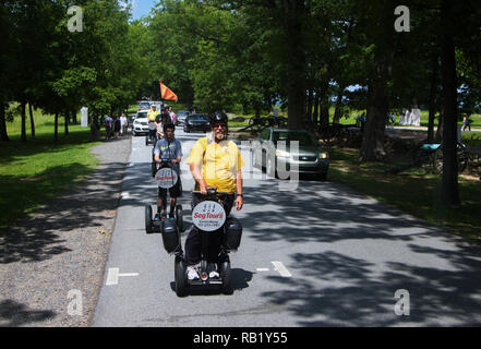 Gettysburg, PA USA. Apr 2015. Menschen auf Segway Touren auf der Bewegung am Gettysburg National Military Park. Stockfoto