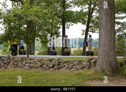 Gettysburg, PA USA. Apr 2015. Menschen auf Segway Touren auf der Bewegung am Gettysburg National Military Park. Stockfoto