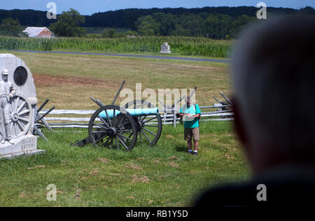 Gettysburg, PA USA. Apr 2015. Ein Tourist zu Fuß überprüfung Schlachtfelder wie von einer Tour Bus an der Gettysburg National Military Park gesehen. Stockfoto