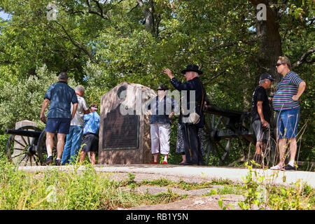 Gettysburg, PA USA. Apr 2015. Offizielle tour guide im Reenactment Union Offiziere einheitliche Erklärung der Tragödie bei Gettysburg National Military Park. Stockfoto