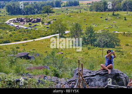 Gettysburg, PA USA. Apr 2015. Junge Frau mit einem selfie an der Gettysburg National Military Park. Stockfoto