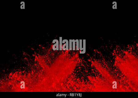 Rote Farbe Pulver Explosion auf schwarzen Hintergrund. Freeze motion der roten Staubpartikel Spritzwasser. Stockfoto
