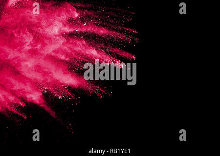 Rote Farbe Pulver Explosion auf schwarzen Hintergrund. Freeze motion der roten Staubpartikel Spritzwasser. Stockfoto