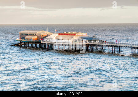 Die historische Cromer Pier hält Rettungsboot Bahnhof der Stadt und Pavilion Theatre. Stockfoto