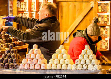 Menschen, die an Weihnachten Marktstand, Verkauf von Pralinen (Sorten von Schokolade teacakes angezeigt und in den Feldern) - York, England, Großbritannien Stockfoto