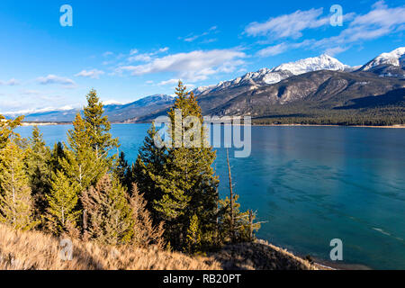 Columbia Lake, ist das Quellgebiet des Columbia River im Osten Kootenays in der Nähe von Invermere British Columbia Kanada im frühen Winter Stockfoto