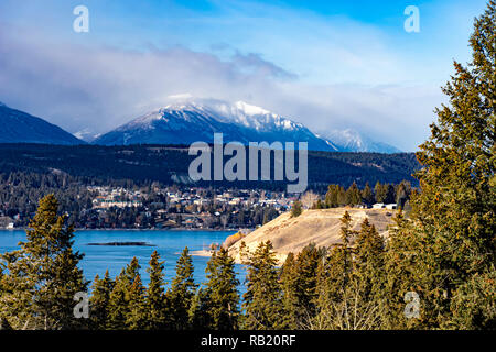 Windermere See und Invermere im Ostkootenays in der Nähe von Radium Hot Springs British Columbia Kanada in den frühen Winter mit den Purcell Mountains in Stockfoto