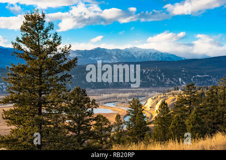 Columbia River Valley im Osten Kootenays Radium Hot Springs in der Nähe von British Columbia Kanada in den frühen Winter mit den Purcell Mountains in der Rückseite Stockfoto