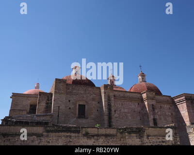 Seitliche Sicht auf San Pedro Kirche in Mitla Stadt, archäologische Stätte von zapotec Kultur in Oaxaca Staat Landschaft in Mexiko Stockfoto