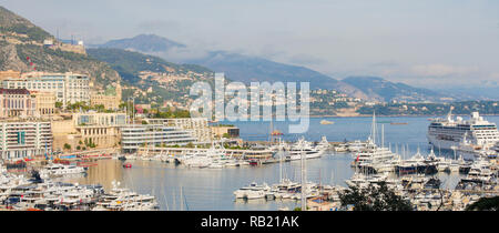 Ansicht von Le Rocher auf Luxus Yachten im Hafen des Fürstentums von Monaco, an der Französischen Riveira. Stockfoto
