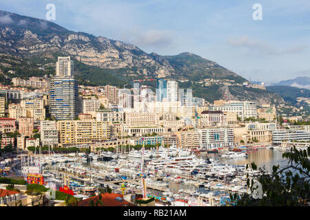 Ansicht von Le Rocher auf Luxus Yachten im Hafen des Fürstentums von Monaco, an der Französischen Riveira. Stockfoto