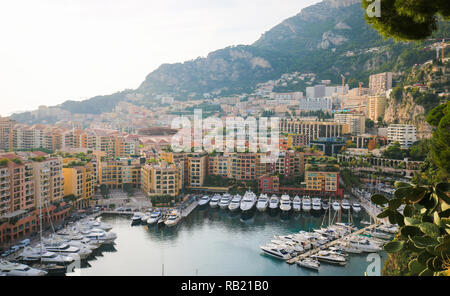 Ansicht von Le Rocher auf die Marine Yacht Hafen im Hafen des Fürstentums von Monaco, an der Französischen Riveira. Stockfoto