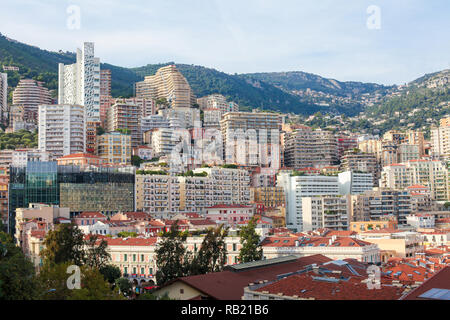 Ansicht von Le Rocher auf hohe Gebäude im Fürstentum Monaco, an der Französischen Riveira. Stockfoto