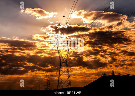 Strom Energieverteilung mit Strom Towers Stockfoto