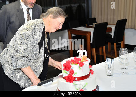 Familienfeier und Schneiden von Kuchen für den 70. Jahrestag Stockfoto