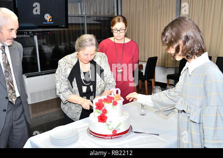 Familienfeier und Schneiden von Kuchen für den 70. Jahrestag Stockfoto