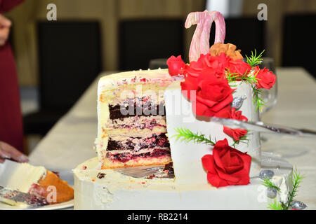 Familienfeier und Schneiden von Kuchen für den 70. Jahrestag Stockfoto