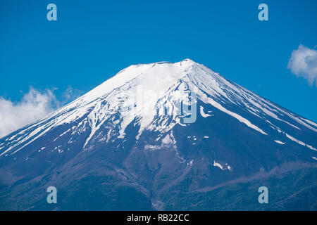 Schließen nach oben von schönen Fuji Berg mit Schnee Abdeckung auf der Oberseite Stockfoto