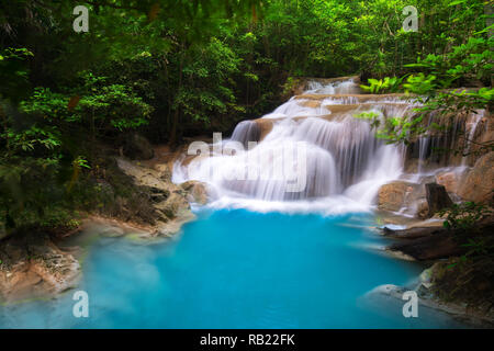 Erawan Wasserfall Thailand Kanchanaburi Provience finden. Dieser Wasserfall ist in Erawan Nationalpark im Wald. Stufe 1 aus allen 7. Stockfoto