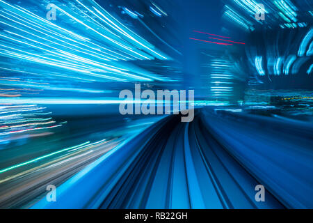 Motion Blur von Yurikamome Linie Bewegung Tunnel in Tokio, Japan. Stockfoto