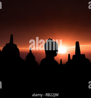 Silhouette Borobudur-Tempel bei Sonnenaufgangszeit mit Licht platzen, Yogyakarta, Java, Indonesien. Stockfoto