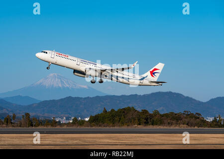 SHIZUOKA, JAPAN - JAN. 5, 2019: China Eastern Airlines Airbus A 321-200, die vom Internationalen Flughafen Shizuoka, Shizuoka, Japan. Stockfoto