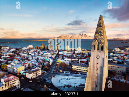 Die Kirche Hallgrimskirkja und Reykjavik Stadtbild in Island Luftbild Stockfoto