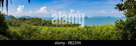 Panoramablick auf die Phang-Nga-Bucht von der Insel Koh Yao Noi, Thailand. Stockfoto