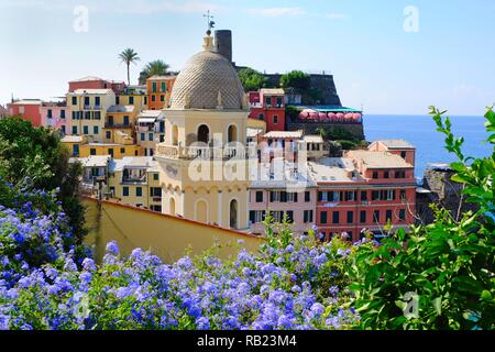 Vernazza, Italien - 18 September 2018: Blick auf die Stadt im Ligurischen Meer der alten und typischen Dorf der Cinque Terre im Sommer Stockfoto