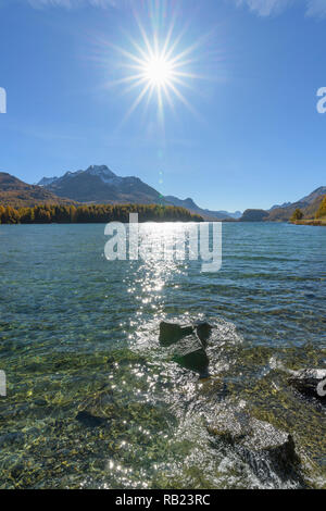 See Silsersee mit Sonne im Herbst, Sils im Engadin, Engadin, Graubünden, Schweiz, Alpen Stockfoto