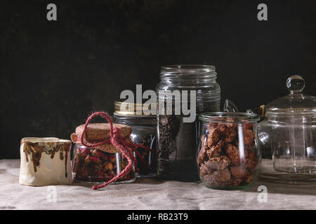 Schwarzer Tee im Glas Stockfoto