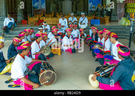 Bali, Indonesien - März 24, 2017: Die Spieler in der traditionellen Gress im Pura Ulun Danu Tempel am Beratan See Riverside Stockfoto