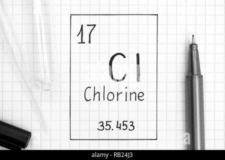 Das Periodensystem der Elemente. Handschrift chemische Element Chlor Cl mit schwarzem Stift, Reagenzglas und Pipette. Close-up. Stockfoto