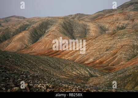 Berge Landschaft mit Vulkaniern und braunen Boden - ideal für Trekking- und neue malerische Orte - Afrika furteventura Wüste ariden Klima entdecken Stockfoto