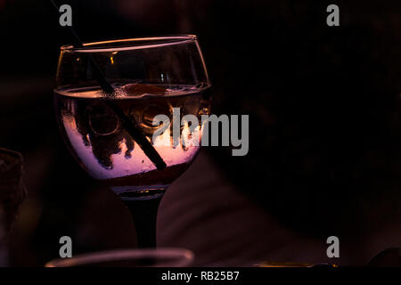 Cocktail am Abend Zeit mit Leuten und den Sonnenuntergang auf dem transparenten Glas Wein - Farben und Menschen feiern im Freien im Urlaub Zeit nachzudenken Stockfoto