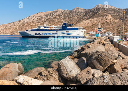 SIFNOS, Griechenland - 10. September 2018: Speed Runner III Fähre im Hafen von Kamaresi Stadt in Sifnos Griechenland eingetroffen.