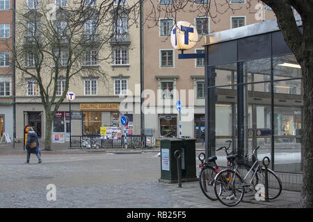 STOCKHOLM, Schweden, 29. Dezember 2018: die U-Bahnstation mit parkenden Fahrräder bei Sankt Eriksplan am 29. Dezember 2019 in Stockholm, Schweden Stockfoto