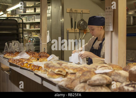 STOCKHOLM, Schweden, 29. Dezember 2018: Bäcker und frisches Brot in Lillebrors Bäckerei am 29 Dezember, 2019 in Stockholm, Schweden Stockfoto