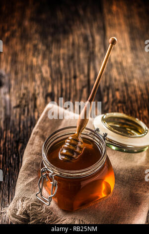 Honigtopf mit Pendelarm auf alten woodn Tabelle. Stockfoto