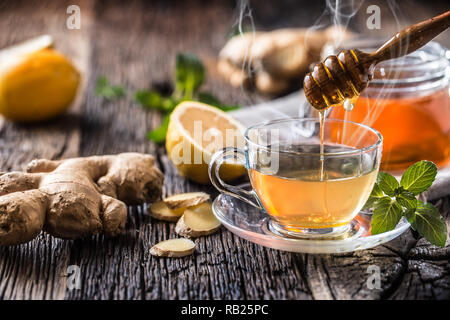 Ingwer Tee Honig, Zitrone und Minze auf hölzernen Tisch. Stockfoto