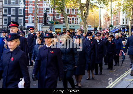 Veteranen und Soldaten feiern und Ehrerbietung und Respekt beim Tag der Erinnerung in den Straßen von London tragen Mohn zahlen. Stockfoto