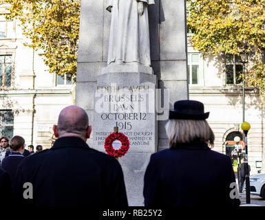 Veteranen und Soldaten feiern und Ehrerbietung und Respekt beim Tag der Erinnerung in den Straßen von London tragen Mohn zahlen. Stockfoto