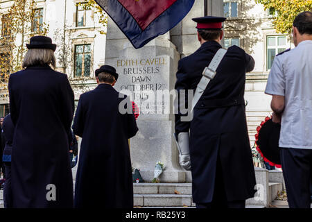 Veteranen und Soldaten feiern und Ehrerbietung und Respekt beim Tag der Erinnerung in den Straßen von London tragen Mohn zahlen. Stockfoto