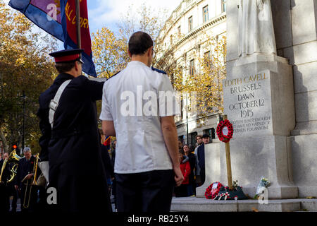 Veteranen und Soldaten feiern und Ehrerbietung und Respekt beim Tag der Erinnerung in den Straßen von London tragen Mohn zahlen. Stockfoto