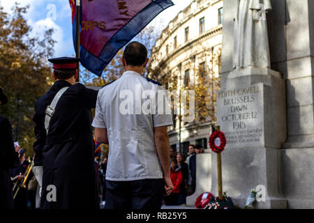 Veteranen und Soldaten feiern und Ehrerbietung und Respekt beim Tag der Erinnerung in den Straßen von London tragen Mohn zahlen. Stockfoto