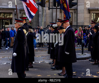 Veteranen und Soldaten feiern und Ehrerbietung und Respekt beim Tag der Erinnerung in den Straßen von London tragen Mohn zahlen. Stockfoto