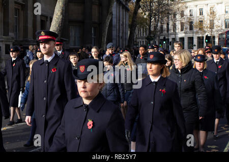 Veteranen und Soldaten feiern und Ehrerbietung und Respekt beim Tag der Erinnerung in den Straßen von London tragen Mohn zahlen. Stockfoto