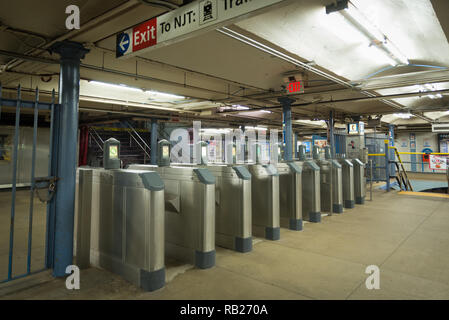 Drehkreuze ohne Menschen zu Fuß in der Station zeigen pendeln. th-Station von Port Authority Run startet Züge Stockfoto