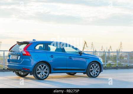 St. Petersburg, Russland - 17. Juni 2017: Eine moderne Luxus schwedisches Auto Volvo XC60 R-Design Polestar Edition auf dem Dach des Gebäudes auf einem Test Drive i Stockfoto